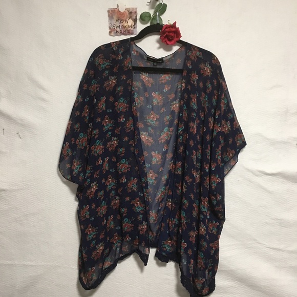 PONCHO Shark bite hem Floral wrap shawl or top laced at hem LG - Picture 5 of 8